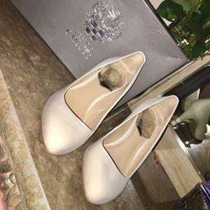 Jessica Simpson and Vince Camuto heels